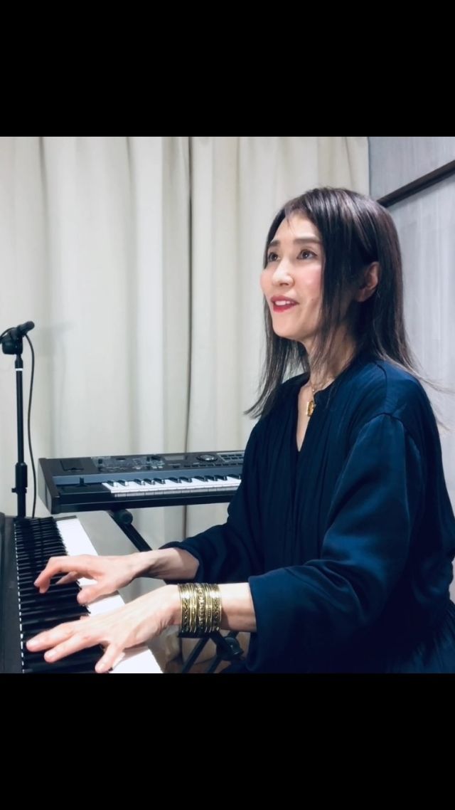 【ファで話す】
「声が低くなってきた」
「暗いって言われるのは、声が低いからかな」…など
しゃべる声に関するお悩みもよく訊きます
・
加齢とともに声は低くなりますし
例えば「こんにちは」と挨拶する時や
「ありがとう」と感謝を表す時、声によっては、
元気ないのかなとか、本当は嬉しくないのかな
と思ったりもしますよね
・
わたしももともと低音、
低い位置で話すほうがラクなんですが
シーンによって、高めに出すよう心がけています
・
その目安として、ドレミファソラシドの「ファ」あたりが
耳ざわりのよい響き
"瑠璃色の地球"の出だし、夜明け〜♪の「よ」が「ファ」です
ファくらいの高さで話す、よかったら試してみてください
・
✴︎今回は女性（女声）に向けての投稿でした
・
・
気に入っていただけたら
フォローお願いします！
@seikoohba_official
・
・
#音楽好きな人と繋がりたい
#歌が好きな人と繋がりたい
#発声#発声法#印象
#ピアノ弾き語り女子
#腹式呼吸#ビブラート
#地声#裏声#ミックスボイス
#ボーカルレッスン#ボイトレ
#ボイトレレッスン
#生きがい#みんなで歌おう
#声が低い#声のトーン
#アンチエイジング#若返り
#声が震える#声が出ない
#音楽家#japanesemusician 
#瑠璃色の地球
