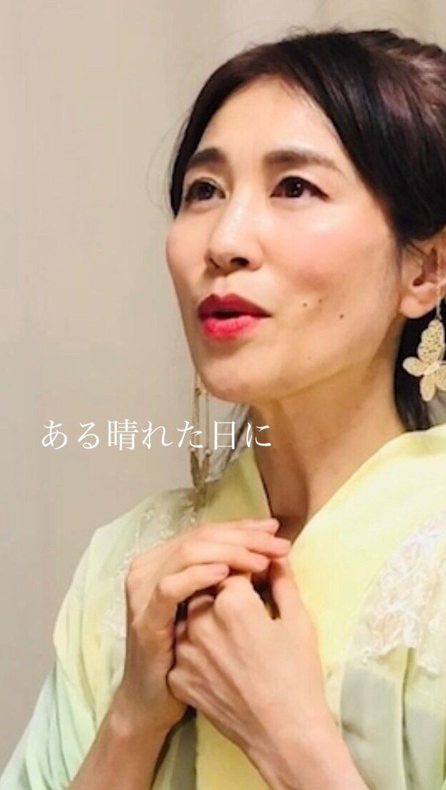 "ある晴れた日に"
プッチーニ作曲 オペラ『蝶々夫人』より
・
舞台は、明治時代の長崎
日本での任務を終え、
アメリカに帰ってしまった夫ピンカートン（海軍士官）を
待ち続ける、ヒロインの蝶々さん。
・
「外国人の夫が戻ってきた例はない」と言うスズキ（女中）に
「戻ってくると約束したわ」そう返すシーンで歌われます
「ある晴れた日、彼の乗った船が現れるの」
・
・
通常のメロディーと、
それに合わせて1オクターブ下でも歌って、
2声でのお届けです
・
vocal 
chorus 
piano
by seiko
・
・
気に入っていただけたら
フォローお願いします！
@seikoohba_official
・
・
#音楽好きな人と繋がりたい
#歌が好きな人と繋がりたい
#ピアノ好きと繋がりたい
#ピアノ好きさんと繋がりたい
#ピアノ女子#大人のピアノ
#ピアノ弾き語り女子
#ピアノ弾き語りシンガーソングライター
#音楽家#japanesemusician 
#musicianlife#artist
#アクセサリー好き
#蝶々夫人#ある晴れた日に
#プッチーニ#マダムバタフライ
#オペラ好き#unbeldivedremo
#着物#kimono