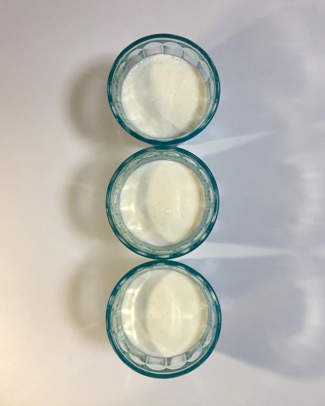 ✴︎ホエーパックで保湿力アップ✴︎
・
腸のために、毎日飲んでいる"ケフィアヨーグルト"
腸内環境が整うだけじゃなく
免疫力もキープしてくれます
・
もう20年くらい続けていますが
そのヨーグルトに含まれる"ホエー"（乳清）が
肌に良いと聞いてからは、時々、パックにも！
コットンにホエーを浸して顔や手にのせること5分、
湿布後は肌がしっとり、ワントーン明るくなります
手のゴツさは変わりませんが。
・
顔のトレーニングを行いつつ、体の中からも健やかに♡
・
この投稿は「歌って顔ヨガ」に関する投稿です
「歌って顔ヨガ」とは
歌と顔ヨガを同時に行うことで気軽に楽しく
“健康・美容・メンタル“にアプローチする
音楽家おおばせいこのオリジナルメソッドです
I am a musician♪
As a musician,I created a method that combines singing and facial yoga for health,beauty and mentality.For all genders. 
・
✴︎ウェルカムエイジング✴︎
"歌って顔ヨガ"でお顔も心も声も元気に！
・
詳細は
Instagramプロフィール欄のURLから
「歌って顔ヨガ」をタップしてご覧ください♪
・
・
気に入っていただけたら
フォローお願いします！
@seikoohba_official
・
・
・
#ケフィア#ホエー
#ケフィアヨーグルト
#乳清#ヘルシーライフ
#インナービューティー
#腸内環境整える
#抗酸化作用#乾燥肌改善
#体にいいもの#保湿効果 
#食べる美容#美肌習慣
#デトックス効果
#便秘改善#アンチエイジング
#50代女性#アラフィフ美容
#50代ライフスタイル
#アラフィフライフ
#病気にならない身体作り
#食べた物で身体は作られる
#顔ヨガ#フェイシャルヨガ
#顔ヨガレッスン
#表情筋エクササイズ
#表情筋トレーニング
