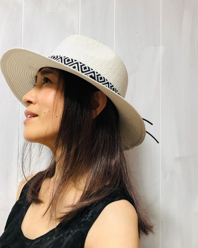 帽子は日よけ、紫外線対策にもなるけれど
目深にかぶれば、人知れず、顔ヨガもできます
ツバの下で
目を見開いたり、ギュッと閉じたり…
パッチリ目のトレーニングに♡
・
目を大きく開けようとすると
ついオデコや眉も一緒に上がってしまうところ、
帽子がストッパーになるので
目まわりだけの筋肉を意識しやすいです
・
帽子は
カタチやデザインが好きなものは色違いで楽しみます
・
・
音楽を愉しむ
エイジングを愉しむ
暮らしを愉しむ
を、発信しています
・
気に入っていただけたら
フォローお願いします！
@seikoohba_official
・
・
#帽子が好き#帽子のある暮らし
#タッセル付き#白黒好き
#白黒コーデ#blackandwhitehat
#音楽家#japanesemusician 
#musicianlife#artist
#50代女性#アラフィフ美容
#50代ファッション
#50代ライフスタイル
#アラフィフライフ
#暮らしを楽しむ
#暮らしを愉しむ
#日々の暮らし
#暮らしの中で