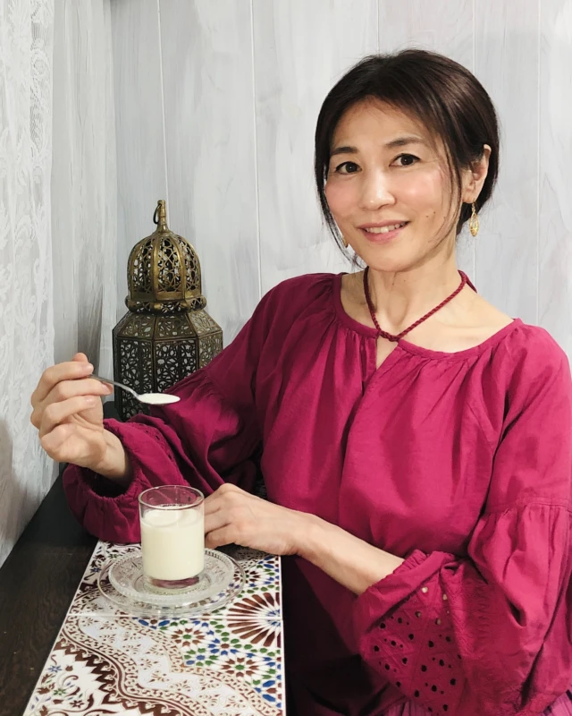 ＼ケフィアパワー／
顔ヨガすることと同じように "食" も大事に
長年続けている腸活の一つ "ケフィア豆乳ヨーグルト" 
・
善玉菌が増え、腸内環境が整うことはもちろん、
⚫︎免疫力アップ
⚫︎便秘改善
⚫︎肌の保湿作用 …など嬉しい効能が！
・
大豆由来の豆乳は低カロリー高タンパクでヘルシー
以前は牛乳で作っていましたが
豆乳にしてからとろ〜りと出来てプリンのような味わいに
オススメです
・
顔のトレーニングを行いつつ、体の中からも健やかに♡
・
この投稿は「歌って顔ヨガ」に関する投稿です
「歌って顔ヨガ」とは
歌と顔ヨガを同時に行うことで気軽に楽しく
“健康・美容・メンタル“にアプローチする
音楽家おおばせいこのオリジナルメソッドです
I am a musician♪
As a musician,I created a method that combines singing and facial yoga for health,beauty and mentality.For all genders. 
・
✴︎ウェルカムエイジング✴︎
"歌って顔ヨガ"でお顔も心も声も元気に！
・
詳細は
Instagramプロフィール欄のURLから
「歌って顔ヨガ」をタップしてご覧ください♪
・
・
✴︎˚✧₊⁎ ✴︎˚✧₊⁎ ✴︎˚✧₊⁎ ✴︎˚✧₊⁎✴︎
音楽を愉しむ
エイジングを愉しむ
暮らしを愉しむ
を、発信しています
✴︎˚✧₊⁎ ✴︎˚✧₊⁎ ✴︎˚✧₊⁎ ✴︎˚✧₊⁎✴︎
・
・
気に入っていただけたら
フォローお願いします！
@seikoohba_official
・
美声度アップ⤴︎美顔度アップ⤴︎レッスン
@seikoohba_lesson
・
・
#豆乳ケフィア#ケフィア
#豆乳ケフィアヨーグルト
#ケフィアヨーグルト
#ケフィア豆乳ヨーグルト
#腸内環境整える
#食べる美容#アラフィフ美容法 
#５０代女性#アラカン美容 
#５０代ライフスタイル 
#50代ライフスタイル
#アラフィフライフスタイル
#病気にならない身体づくり
#フェイシャルヨガ
#顔ヨガレッスン
#表情筋エクササイズ
#表情筋トレーニング