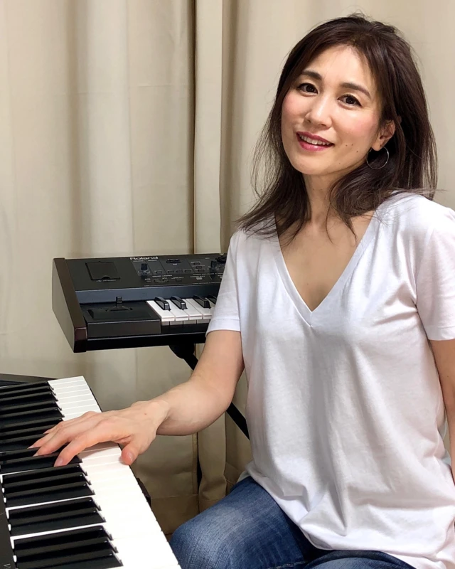 ＼心を打つ声／
レッスンで受講生さんの歌を聴かせていただいていると
時々、胸がいっぱいになって、
一聴衆になってしまうことがあります
・
彼、彼女に共通しているのは "強い心" を持っていること
別段、シンガー志望ではないのだけれど
今の自分にできる最大限のパフォーマンスを！という
強い気持ちがあるのです
・
それがレッスンという場でも
・
何度練習してもうまくいかなかった箇所を
ラストテイクではパワフルに歌い上げたり
恥ずかしがらずに情感たっぷりに歌えたり…
そんな日は歌い終わったあと、
「出し切りましたー」とか
「今日は自分に勝ちました！」とか…
・
"自分" とは最大の味方でありながら
時には敵にもなります
自分の思い描く声や歌い方を表現したい時に
自分に負けないことの大切さを皆さまから改めて学びます
・
『声の研磨師』おおばせいこでした
・
・
♦︎☀︎♦︎☀︎♦︎☀︎♦︎☀︎♦︎☀︎♦︎☀︎♦︎☀︎♦︎
音楽を愉しむ
エイジングを愉しむ
暮らしを愉しむ
を、発信しています
♦︎☀︎♦︎☀︎♦︎☀︎♦︎☀︎♦︎☀︎♦︎☀︎♦︎☀︎♦︎
・
・
気に入っていただけたら
フォローお願いします！
@seikoohba_official
・
美声度アップ⤴︎美顔度アップ⤴︎レッスン
@seikoohba_lesson
・
・
#歌が好きな人と繋がりたい
#歌うことが好きな人と繋がりたい
#カラオケが好きな人と繋がりたい
#歌うこと#歌うことが好き
#みんなで歌おう
#歌うことが大好き
#ボーカルレッスン
#ボイトレレッスン
#声の悩み#歌が上手くなりたい
#歌が上手くなる#ボイトレ講師
#ピアノ弾き語り女子
#ピアノ弾き語りシンガーソングライター
